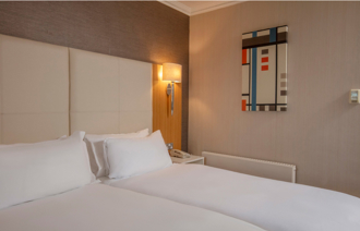 Oultonhall Roomsclassictwincountrysideview Carousel Desktop 01