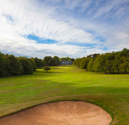 <strong>TEE OFF IN STUNNING SURROUNDINGS</strong>